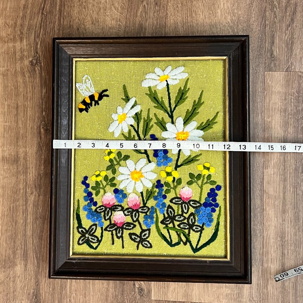 Vintage Framed Embroidery Crewel Art Floral Garden Bee Cottage Daisies - Picture 6 of 9